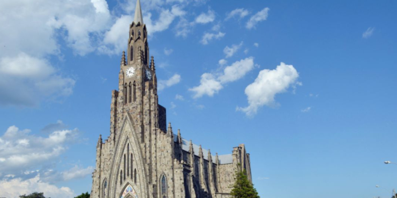 Catedral de pedra é o ponto de partida para quem visita canela